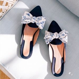GUC Gal Meets Glam x Margaux Navy Suede Bow Mules size 39 (fits like size 8)